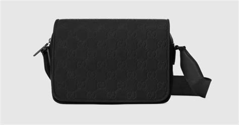 กระเป๋า GG rubber-effect crossbody bag inหนังสีดำ | GUCCI® TH
