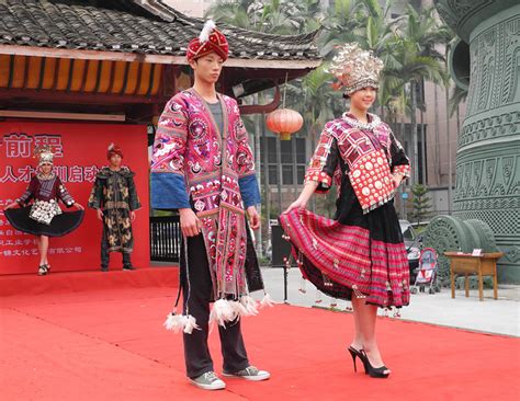 【桂林旅游看的歌舞表演，欣赏一下少数民族服饰摄影图片】人像摄影_太平洋电脑网摄影部落