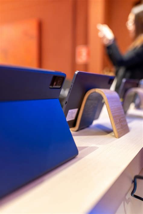 Electronics Store Interior 的图像结果