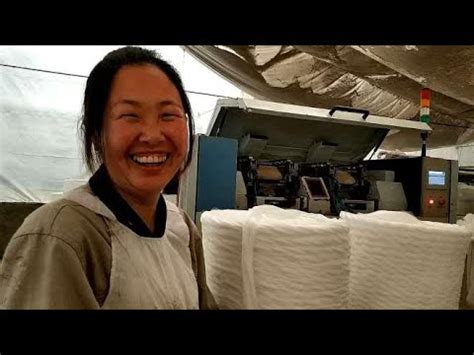 探访平壤地毯厂 实拍朝鲜织毯姑娘：年轻漂亮打扮时尚