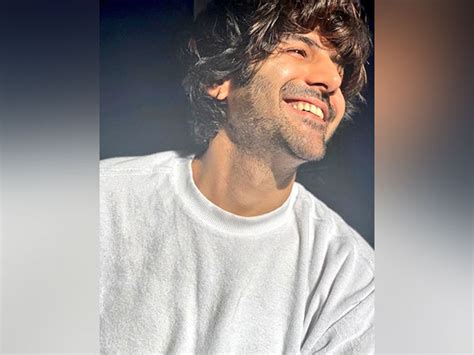 Kartik Aaryan's fans hoot, cheer as actor explores local streets of ...