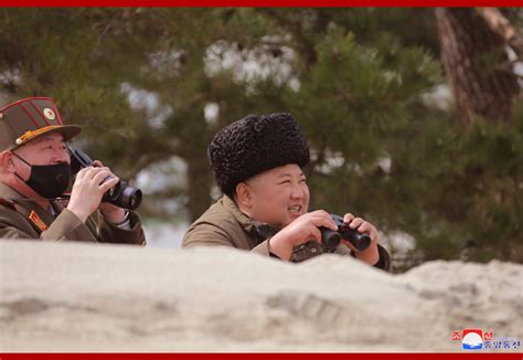 时隔一周 金正恩再次视察超大型火箭炮试射_朝鲜人民军