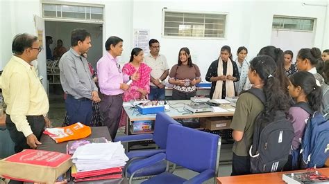 गर्ल्स कॉलेज में नव प्रवेशित छात्राओं को कराया विभिन्न विभागों का भ्रमण ...