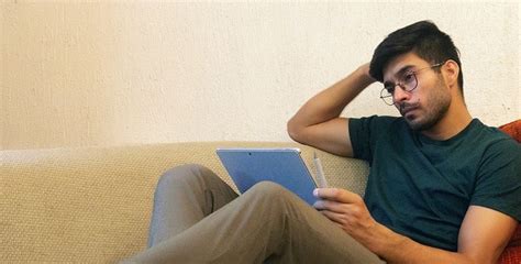 Video Interview के लिए ऐसे तैयार हों लड़के, क्योंकि कुछ भी पहनने से ...