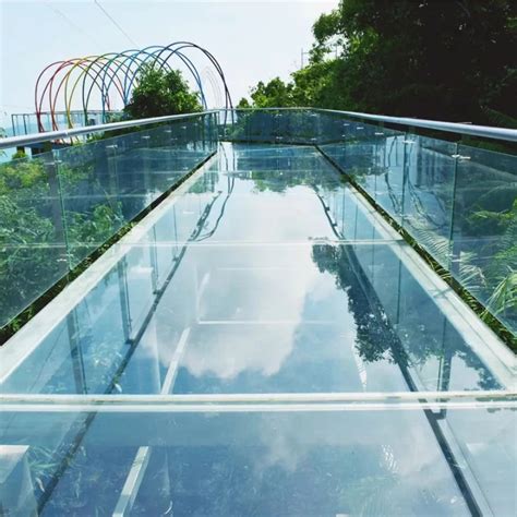 天水市玻璃护栏钢结构旋梯_西安七彩龙装饰工程有限公司