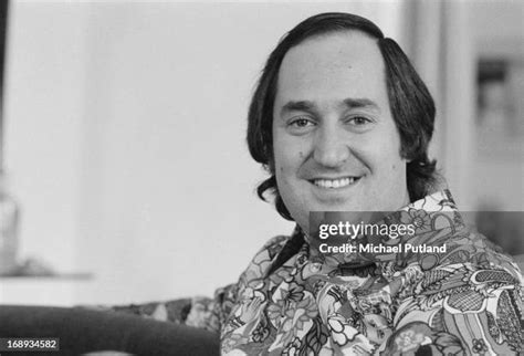 Neil Sedaka, the singer-songwriter behind dozens of hits of the 1960s and ‘70s, dies at age 86 | CNN