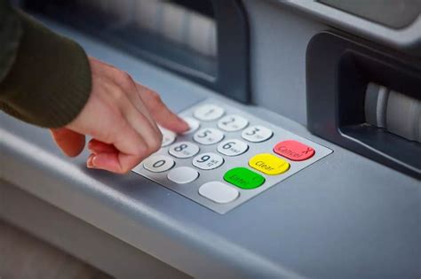【揭秘】微信支付宝扫一扫，就能从ATM取钱？用户用了一天后…|支付宝|兰州银行|取款_新浪新闻