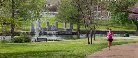 Business People Walking in Clayton MO 的图像结果