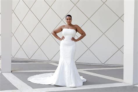 Elegant Plus Size Fit-and-Flare Wedding Dress with Detachable Bow
