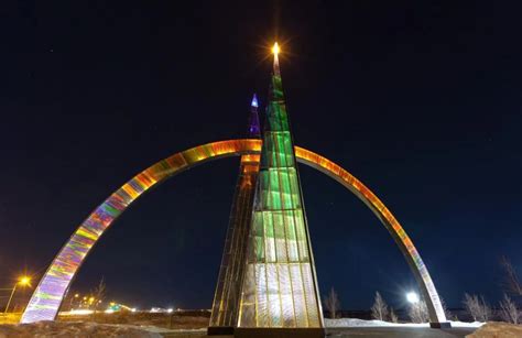 Стела Полярный круг на фоне заснеженной равнины