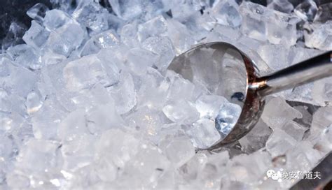 阿信带你轻松学调酒——如何制作透明冰块: 秘笈02定向冷冻法|保温箱|冷冻法|冰块_新浪新闻