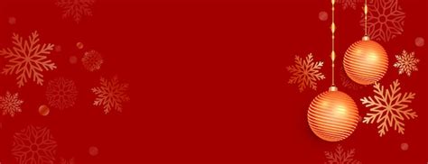 Красный баннер chriatmas с шарами и украшением снежинки | Бесплатный вектор