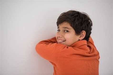 Kid hiding face on the wall | Premium Photo