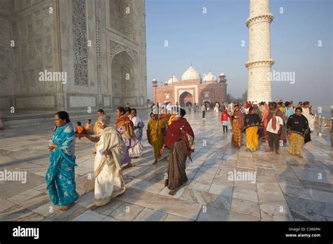 Taj Mahal People 的图像结果
