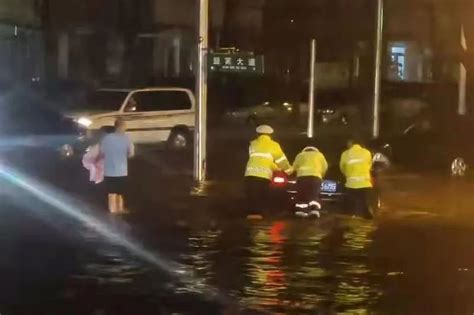 黑龙江大庆突降暴雨，公交车被积水浸泡，市民水中划艇_高清1080P在线观看平台_腾讯视频