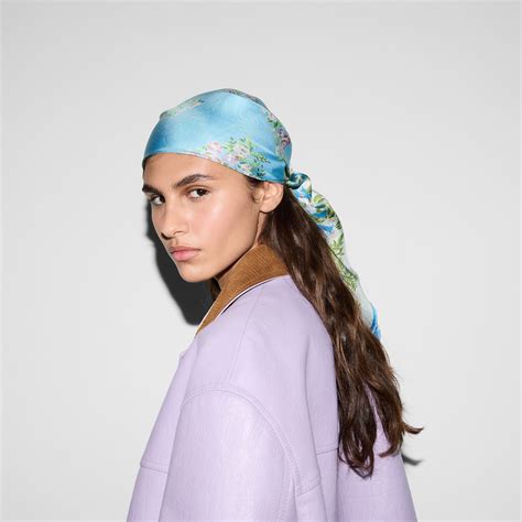 Pañuelo de seda con estampado en azul claro | GUCCI® ES