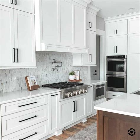 29 Unforgettable White Kitchen Cabinet Hardware Ideas