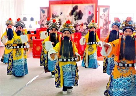 1月7日晚，稷山县民间艺人为群众表演稷山老调《敬献稷王》。
