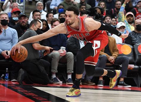 Cedera Ibu Jari, Zach LaVine Siap Tahan Sakit untuk Terus Bermain ...