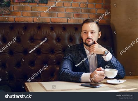 Suit Man Sitting 的图像结果