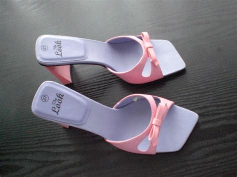 Süße rosa flieder farbende Damen Schuhe hochhackig und mit Schleifchen ...