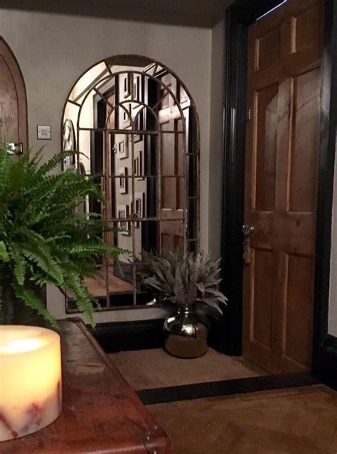 तुमच्या खिडक्यांना वेगळा लुक देण्यासाठी मिरर डिझाइन | Housing News