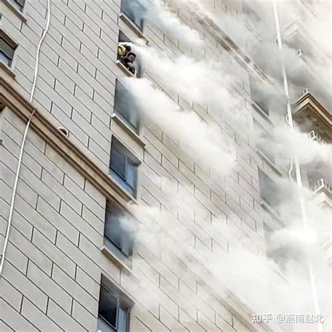 保定一栋高层住宅多个楼层冒出浓烟，疑电缆井起火导致 - 知乎