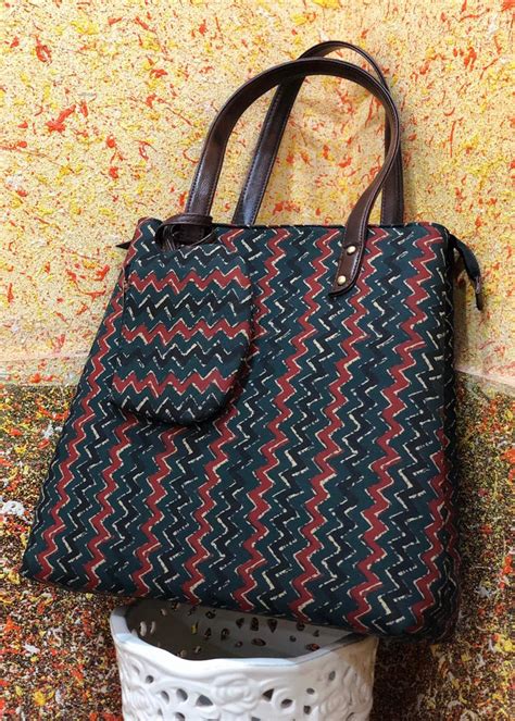 Get Zig Zag Handblock Printed Tote Bag at ₹ 1460 | LBB Shop