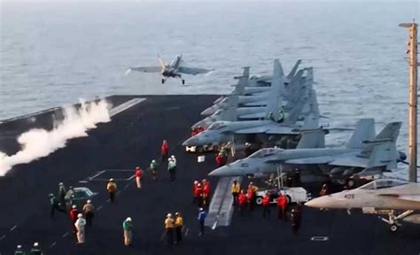 US Navy fighter jet sank in the Red Sea, cost Rs 559 crore | लाल सागर ...