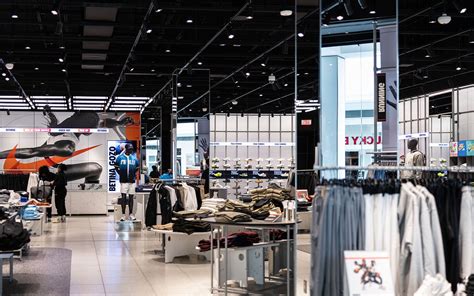 Nike Store at King of Prussia Mall Featuring Clarity Mirrors