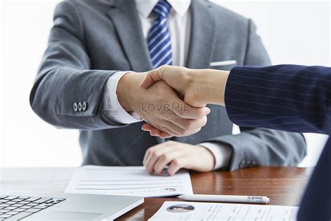 iStock Job Application Handshake HD Wallpaper 的图像结果