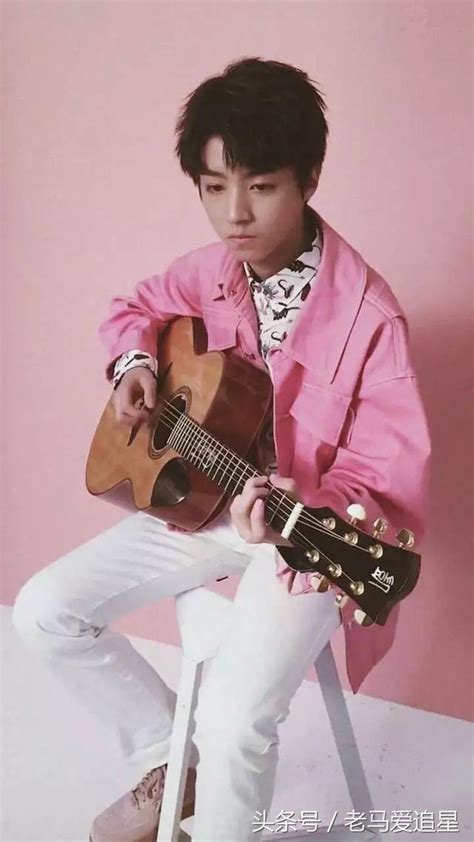 粉色系的小鲜肉王俊凯拿着吉他耍帅，粉嫩的男孩 - 每日头条