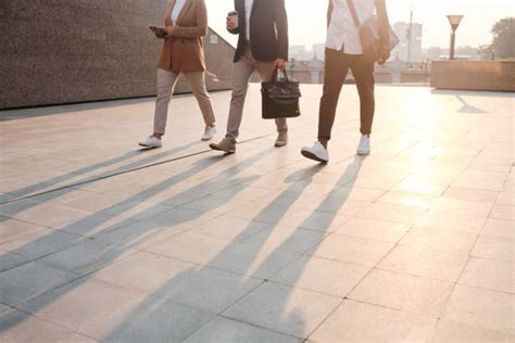 Business People Walking On All Fours 的图像结果