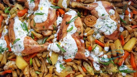 Pulpe de pui la cuptor cu păstăi galbene și sos de iaurt