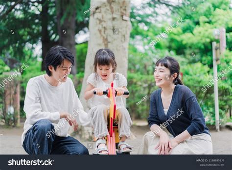 Parents and Kids Playing 的图像结果