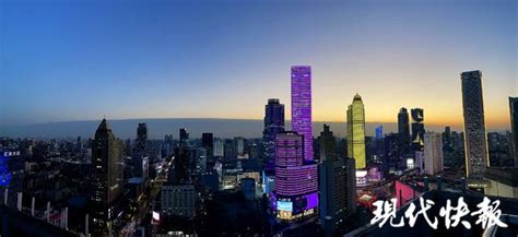 南京天空出现半边云壮观景象丨城市早报 20201216 - 知乎
