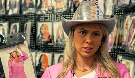 《Spirit Halloween》病毒式走红的 Hawk Tuah 服装在观众中引发分歧