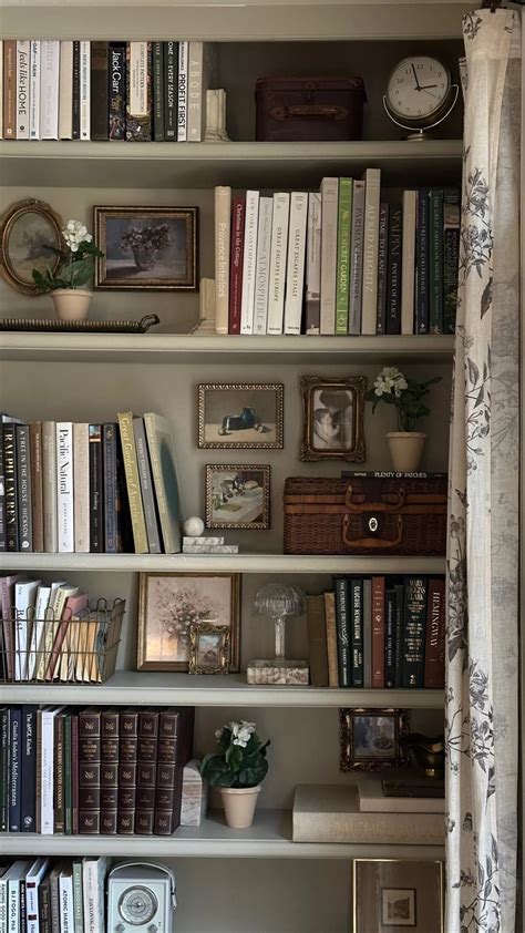 Pin by Isabelle Tetley on Bookcase styling | Decorating bookshelves ...