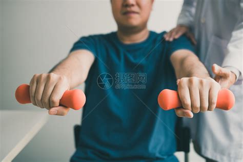 男理疗师在屏幕上用不同运动图标触摸身体康复的触摸器对男理高清图片下载-正版图片507407457-摄图网
