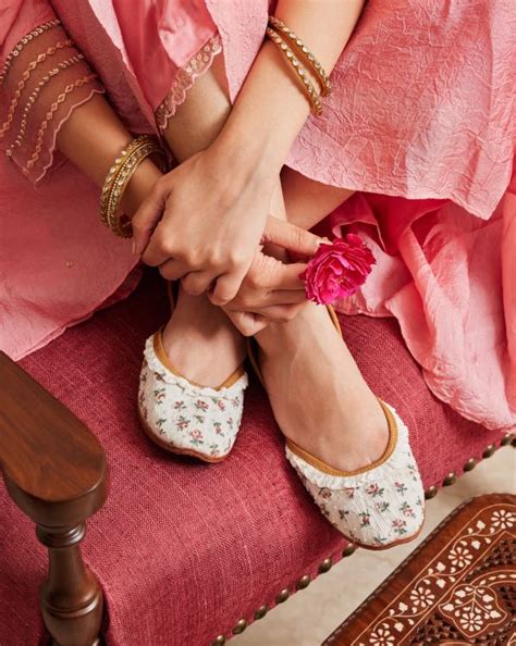 Buy Handcrafted Leather Juttis for Women Online – Fizzy Goblet