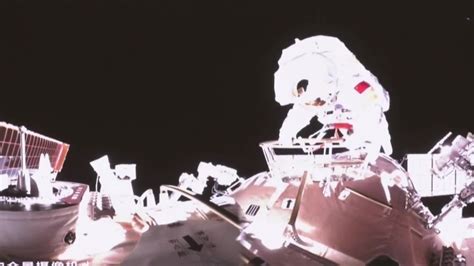 王亚平成中国首位出舱女航天员 出舱画面曝光_凤凰网视频_凤凰网