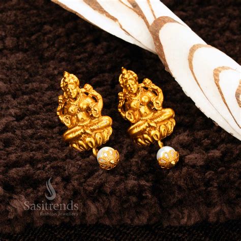 Temple Matte Gold Lakshmi Pearl Pendant Necklace Set - Sasitrends
