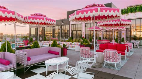 Nashville: Photos of Dolly Parton-inspired White Limozeen hotel bar