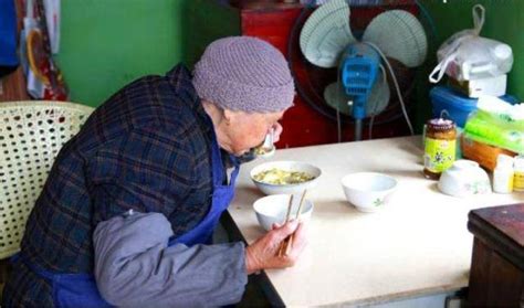安徽合肥：儿童社区学做菜-人民图片网