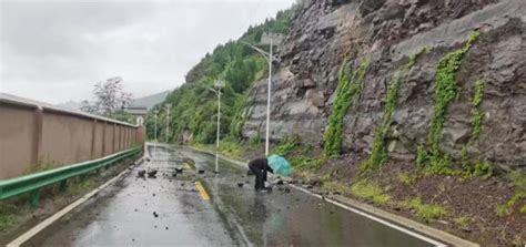 地震致四川雅安宝兴县多处出现小型山体滑坡，多辆车被落石砸毁 - 北京中地华安