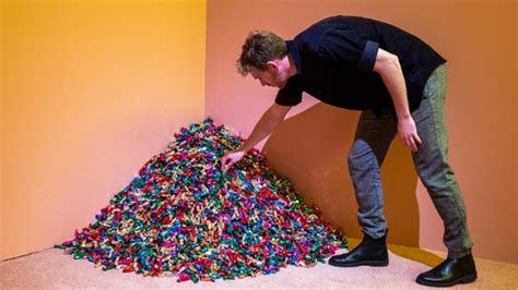 देखेंः कलरफुल कैंडी का ढेर! जिसे लेने और खाने के लिए किया जाता है ...