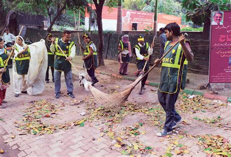 Clean up nation before Swachh Bharat anniversary: PM to babus ...