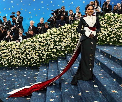Mindy Kaling Rocks Tailored Gown and Slim Train at the 2025 Met Gala