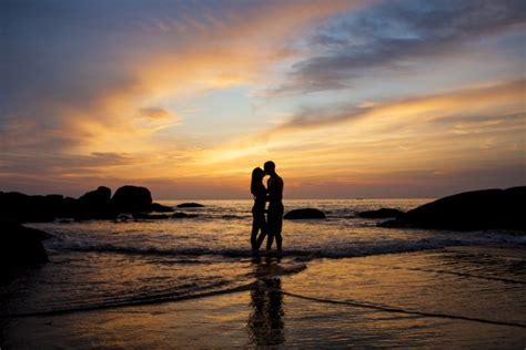 在海滩上接吻的情侣. — 图库照片©jee1999＃118132324