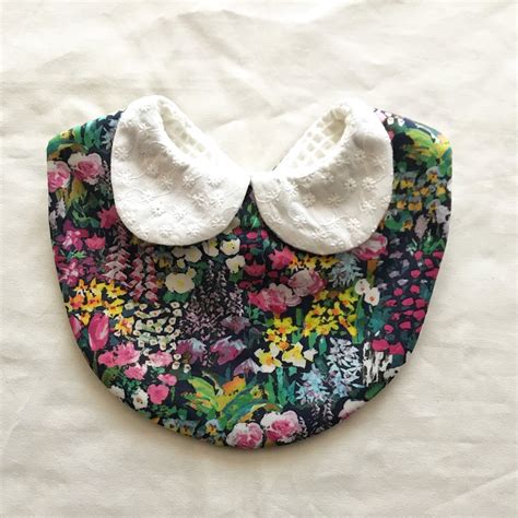 可愛い襟付きスタイ *リバティ スモール・ペインターズ・メドウ* | comodo